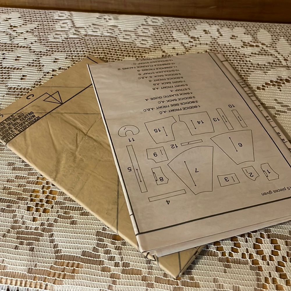 Simplicity Project Runway Uncut Sewing Pattern - Picture 3 of 3
